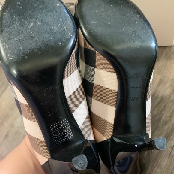 Burberry Nova Buckle Pump - Picture 3 of 3